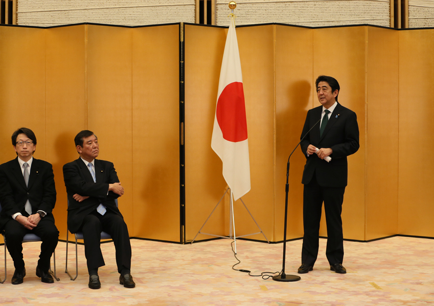 安倍总理在总理大臣官邸出席了地区再生计划认定书颁发仪式。