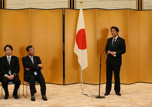 安倍总理在总理大臣官邸出席了地区再生计划认定书颁发仪式。