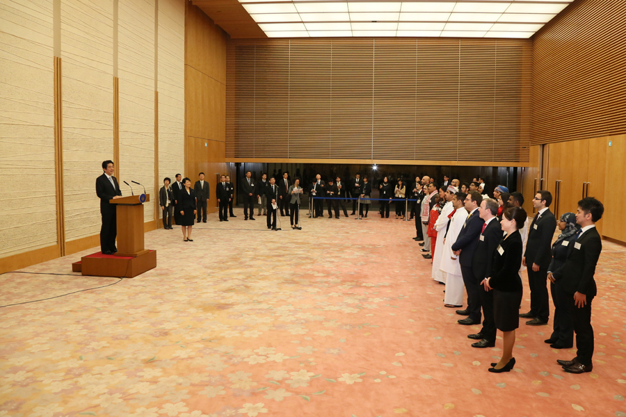 安倍总理在总理大臣官邸接受了参加世界青年领袖培养项目的青年代表的拜访。