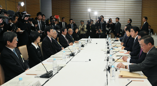 安倍总理在总理大臣官邸召开了第15次行政改革推进会议。