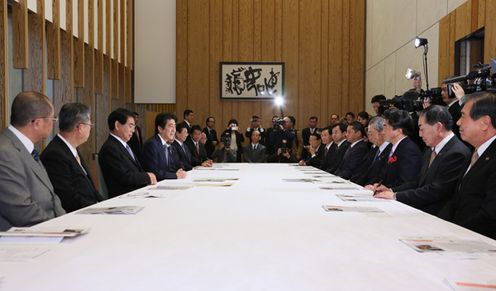 安倍总理在总理大臣官邸接受了教育再生首长会议代表的拜访。