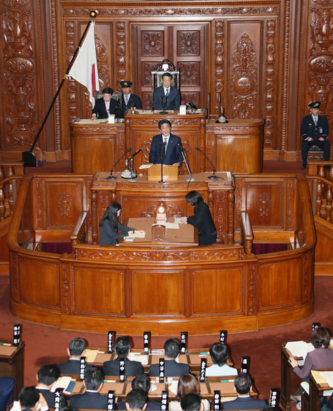 安倍总理出席了众议院全体会议。