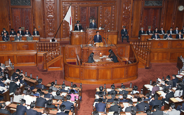 安倍总理出席了众议院全体会议。