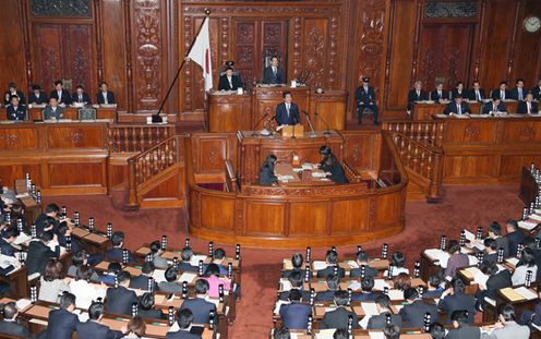 安倍总理出席了众议院全体会议。