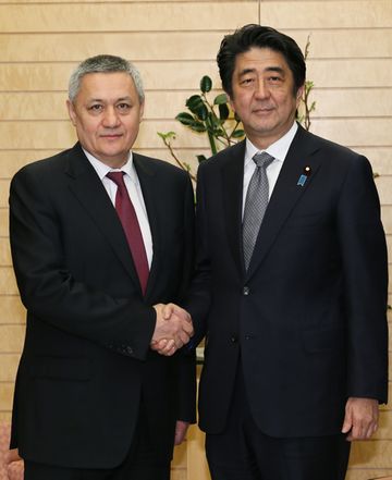 安倍总理在总理大臣官邸接受了乌兹别克斯坦副总理阿齐莫夫的拜会。