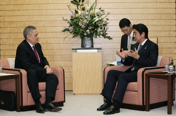 安倍总理在总理大臣官邸接受了乌兹别克斯坦副总理阿齐莫夫的拜会。