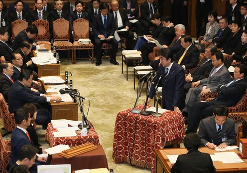 安倍总理出席了众议院预算委员会。