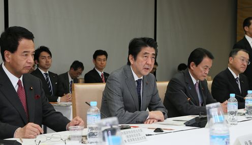 安倍总理在总理大臣官邸召开了2015年第1次经济财政咨询会议。