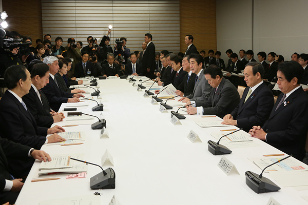 安倍总理在总理大臣官邸召开了第7次地方分权改革推进本部会议。
