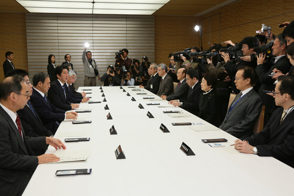 安倍总理在总理大臣官邸召开了“关于在叙利亚发生的威胁杀害日本人质事件的相关阁僚会议”。