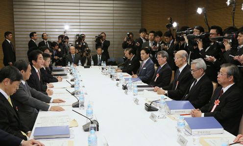 安倍总理在总理大臣官邸出席了“回顾20世纪构想21世纪世界秩序与日本作用的有识之士恳谈会(21世纪构想恳谈会)”第1次会议。