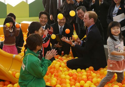 安倍总理与剑桥公爵在儿童乐园与孩子们进行交流