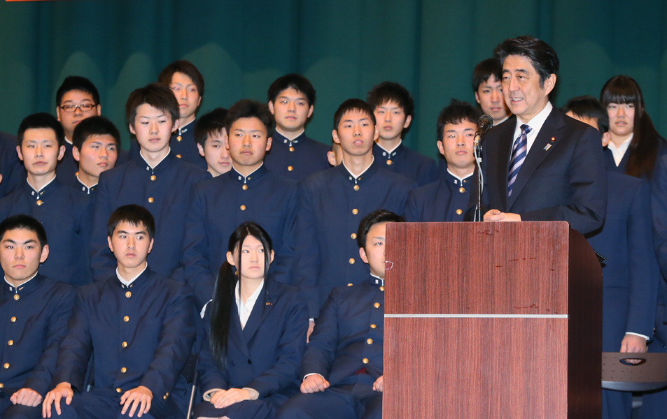 安倍总理视察县立高中的毕业典礼 (1)
