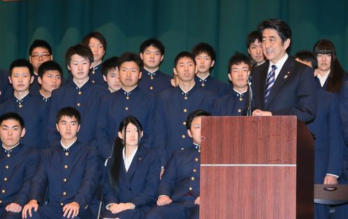 安倍总理视察县立高中的毕业典礼 (1)