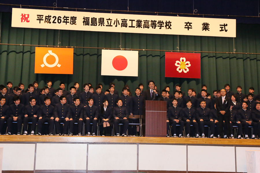 安倍总理视察县立高中的毕业典礼 (2)