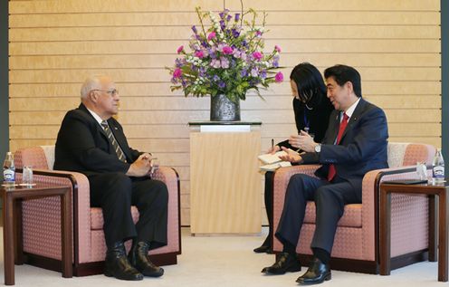 安倍总理在总理大臣官邸接受了古巴共和国部长会议副主席卡布里萨斯的拜会。