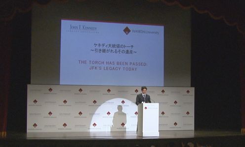 安倍总理出席了在早稻田大学举办的“接过肯尼迪总统的火炬～继承弘扬其留下的遗产～”JFK研讨会并发表了演讲。