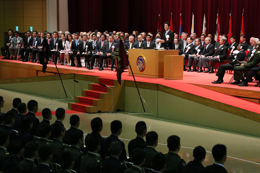安倍总理出席了位于神奈川县横须贺市的防卫大学的毕业典礼，并作为自卫队最高指挥官对毕业生作了训示。