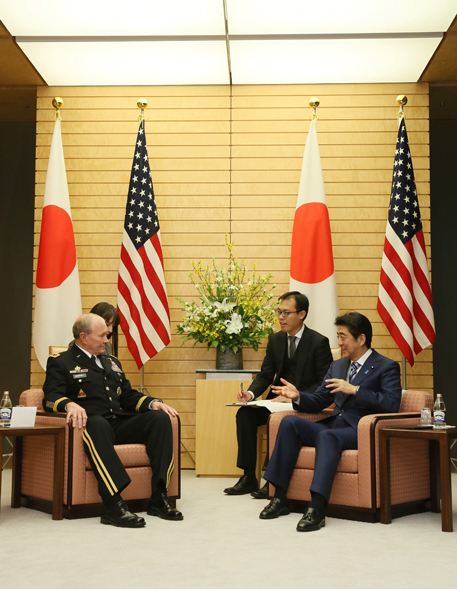 安倍总理在总理大臣官邸接受了美军参谋长联席会议主席马丁・登普西的拜会。