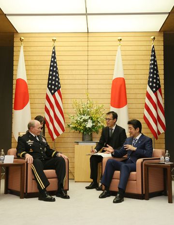 安倍总理在总理大臣官邸接受了美军参谋长联席会议主席马丁・登普西的拜会。