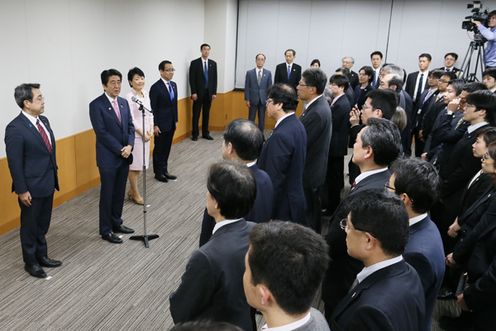 安倍总理举行了儿童・育儿本部的挂牌仪式并对职员作了训示。