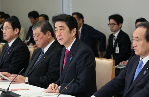 安倍总理在总理大臣官邸召开了“第5次城市・居民・工作创生本部”会议。