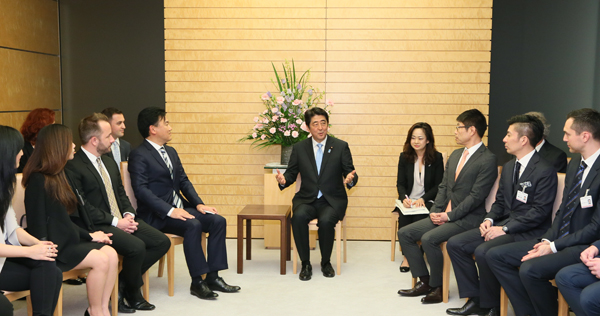 安倍总理在总理大臣官邸接受了新经济峰会2015相关人员的拜会。
