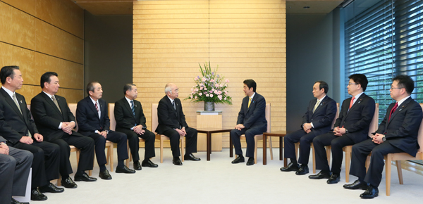 安倍总理在总理大臣官邸会见了JA全中（全国农业协同组合中央会）等JA集团。