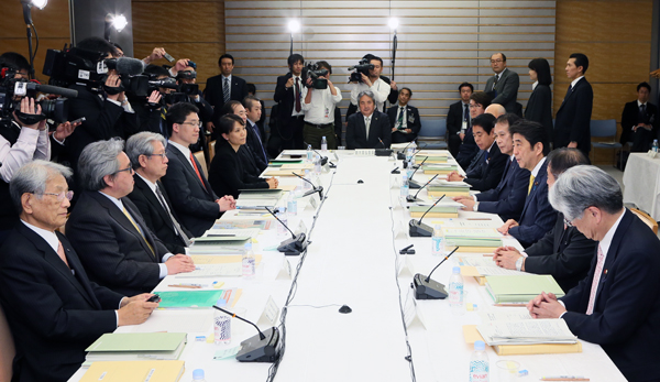 安倍总理在总理大臣官邸召开了第29次教育再生实行会议。