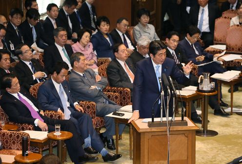 安倍总理上午出席了参议院预算委员会，傍晚出席了参议院全体会议。