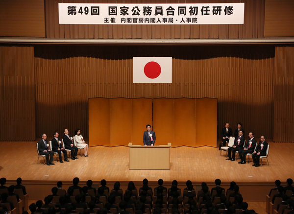 安倍总理出席了在东京都内举行的第49次国家公务员联合初任培训的结束仪式，并作了训示。