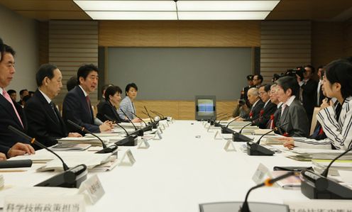 安倍总理在总理大臣官邸召开了第8次综合科学技术・创新会议。