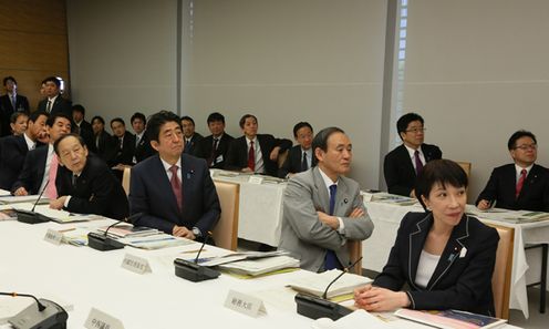 安倍总理在总理大臣官邸召开了第8次综合科学技术・创新会议。