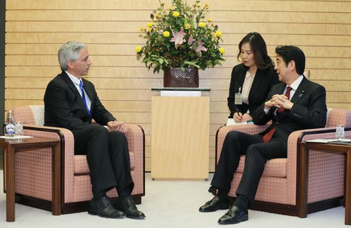 安倍总理在总理大臣官邸接受了多民族玻利维亚国副总统阿尔瓦罗•加西亚•利内拉的拜会。