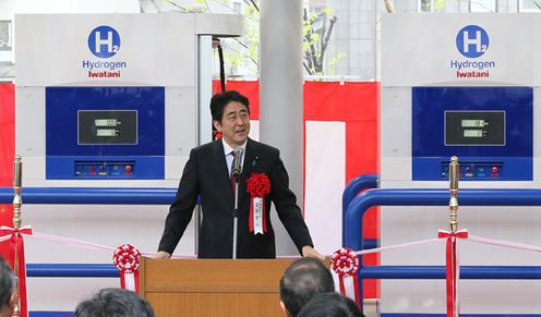 安倍总理出席了在东京都内举行的“岩谷氢气站 芝公园”开业仪式。