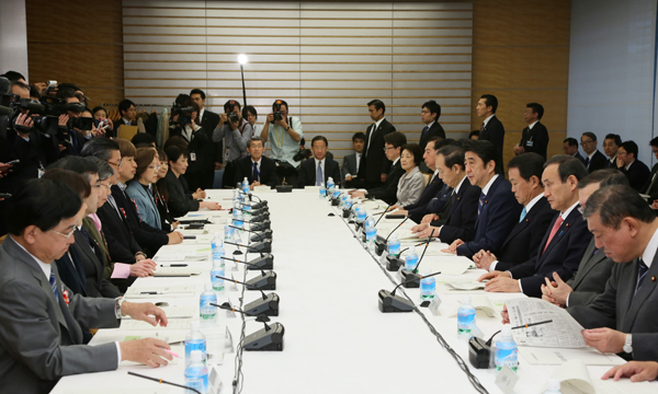 安倍总理在总理大臣官邸召开了知识财产战略本部会议。