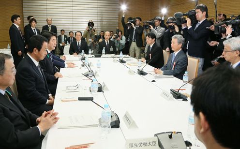 安倍总理在总理大臣官邸召开了2015年第4次经济财政咨询会议。