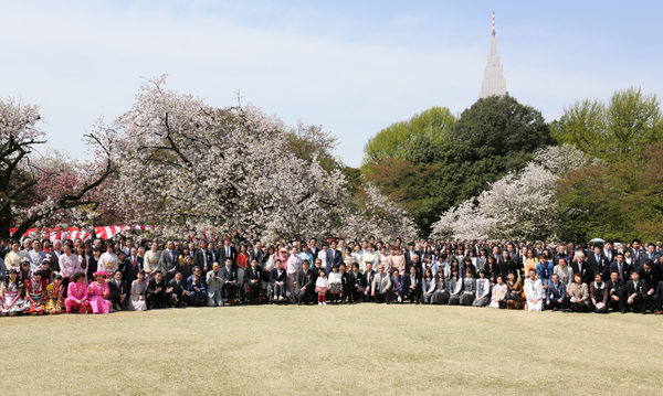安倍总理在东京都内的新宿御苑举行了赏樱会。