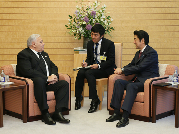安倍总理在总理大臣官邸接受了阿塞拜疆共和国国民议会主席阿萨多夫的拜会。