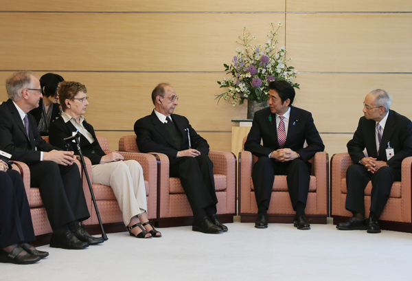 安倍总理在总理大臣官邸接受了2015年（第31届）“日本国际奖”获奖者的拜会。