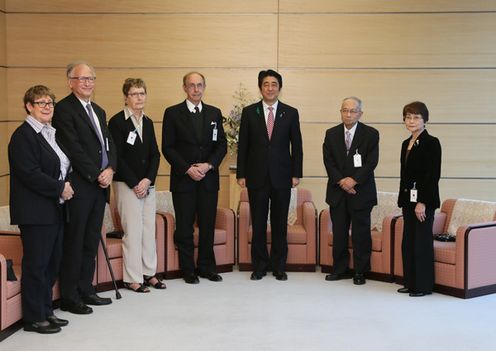 安倍总理在总理大臣官邸接受了2015年（第31届）“日本国际奖”获奖者的拜会。