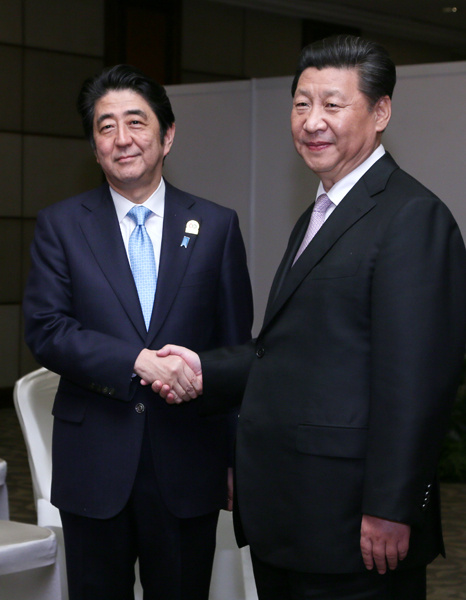 安倍总理与中国国家主席习近平握手