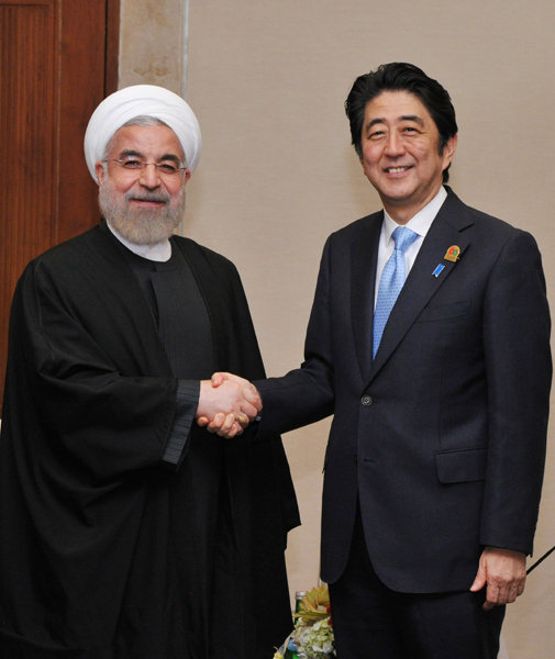 安倍总理与伊朗总统鲁哈尼握手