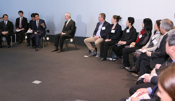 安倍总理与麻省理工学院(MIT)校长、日本人研究员以及日本研究者见面