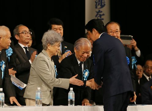 安倍总理出席了在日比谷公会堂举行的“绝不后退、决不放弃、坚持到底、救出全员！国民大集会”。