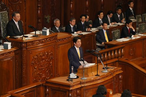 安倍总理出席了众议院全体会议。