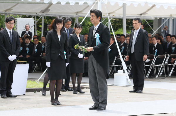 在秋筱宫亲王殿下和亲王妃殿下的莅临之下，安倍总理出席了在千鸟之渊战殁者墓苑举行的祭拜仪式。