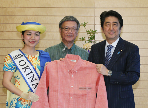 冲绳县知事赠送“嘉利吉衬衣”