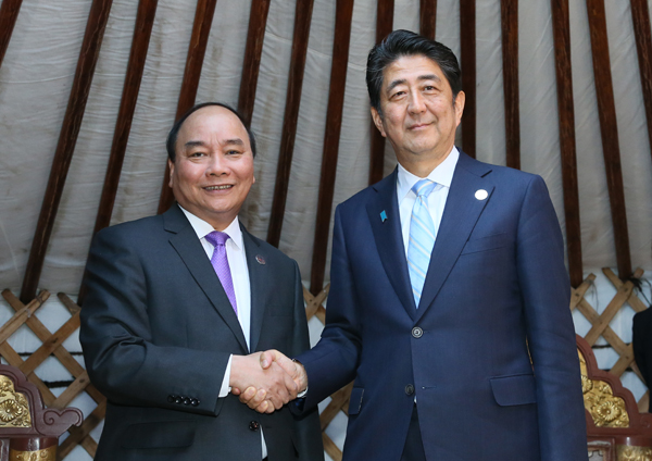 安倍总理为了出席第11届ASEM(亚欧会议)首脑会议等,访问了蒙古国的乌兰巴托。