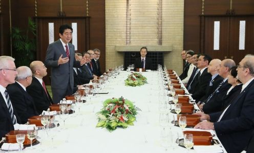 安倍总理在总理大臣公邸邀请会说日语的驻日各国大使举行了午餐会。